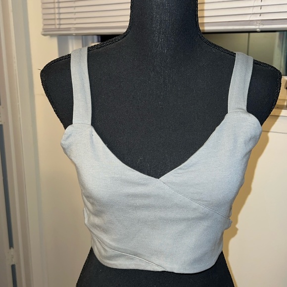 Size M Charlotte Russe Cropped Top - Picture 1 of 3